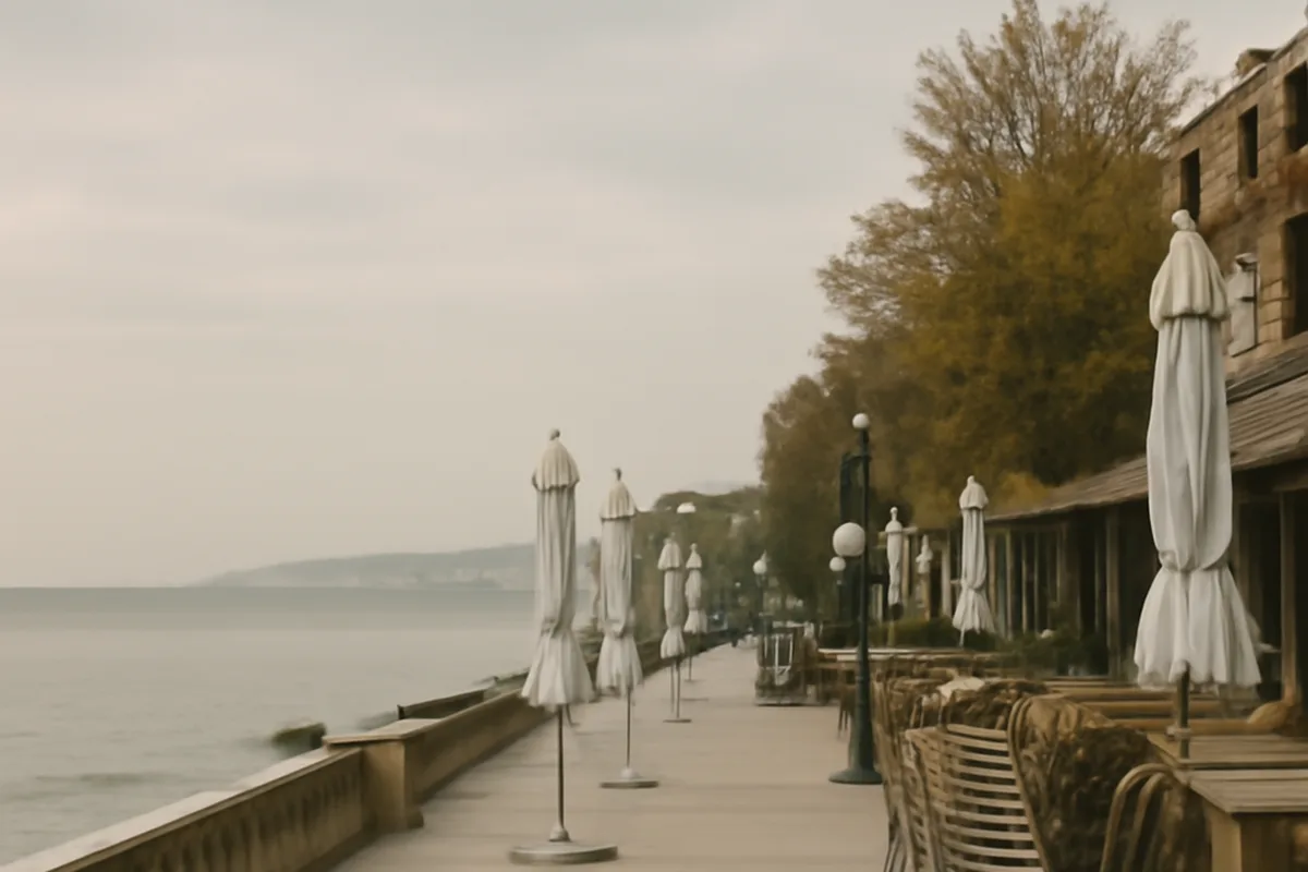 Promenade de bord de mer déserte sur la côte bulgare en octobre