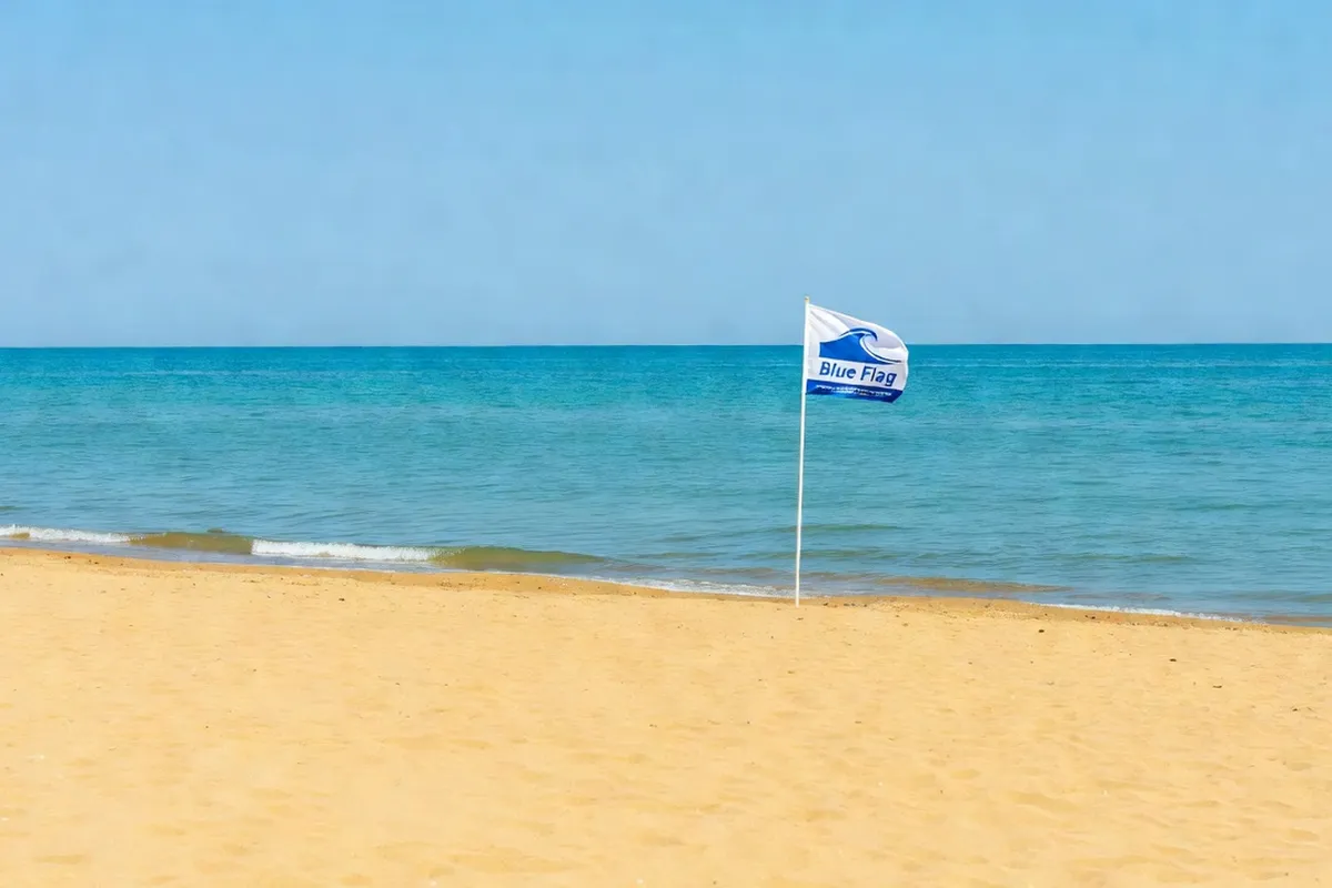 Plage de la mer Noire bulgare avec eau turquoise et pavillon bleu