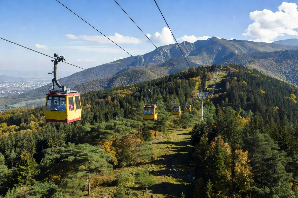 Cabines du téléphérique de Simeonovo suspendues au-dessus de la forêt du mont Vitocha près de Sofia