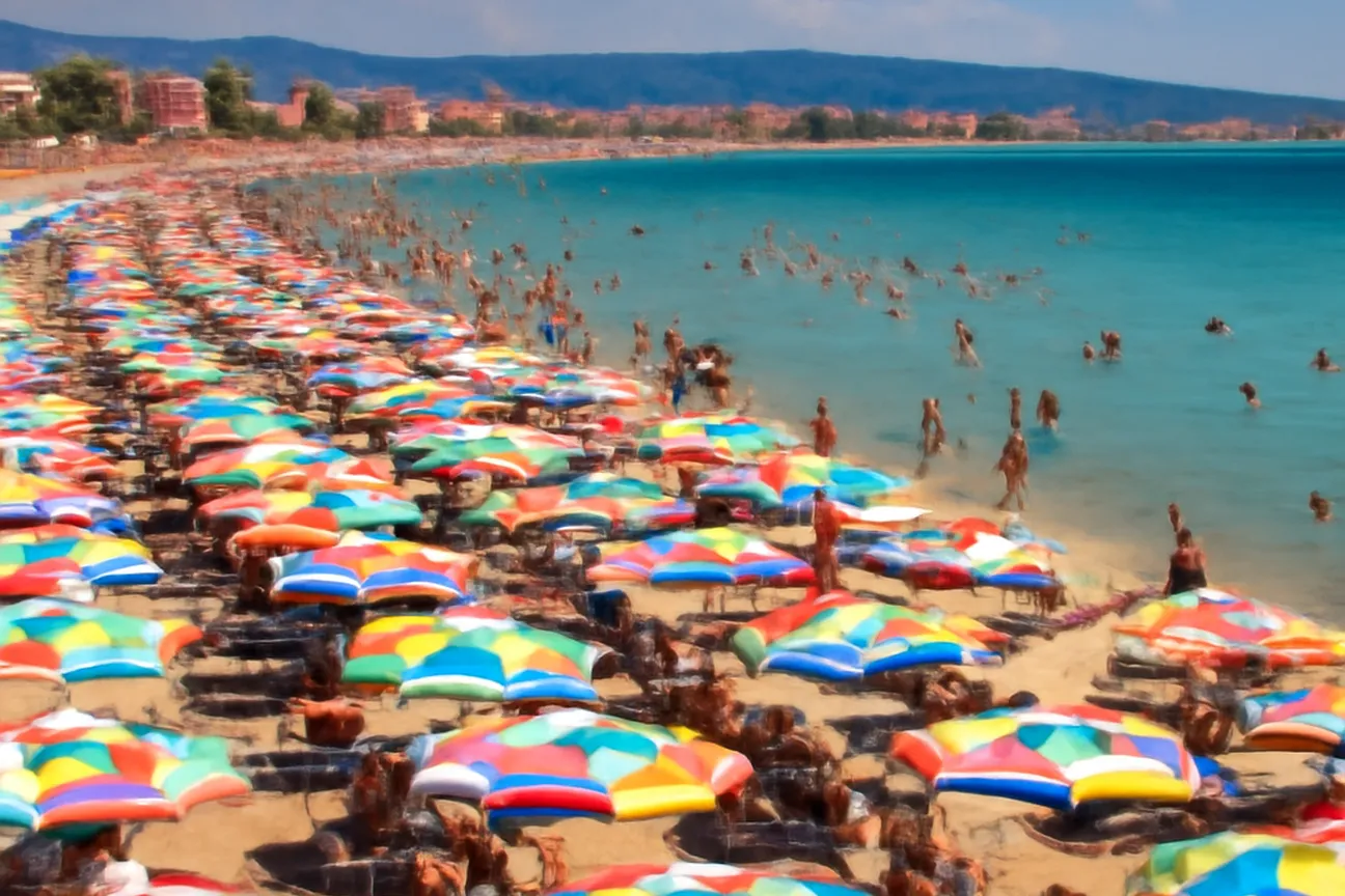 Plage animée de Sunny Beach en Bulgarie en été, parasols colorés et mer Noire turquoise
