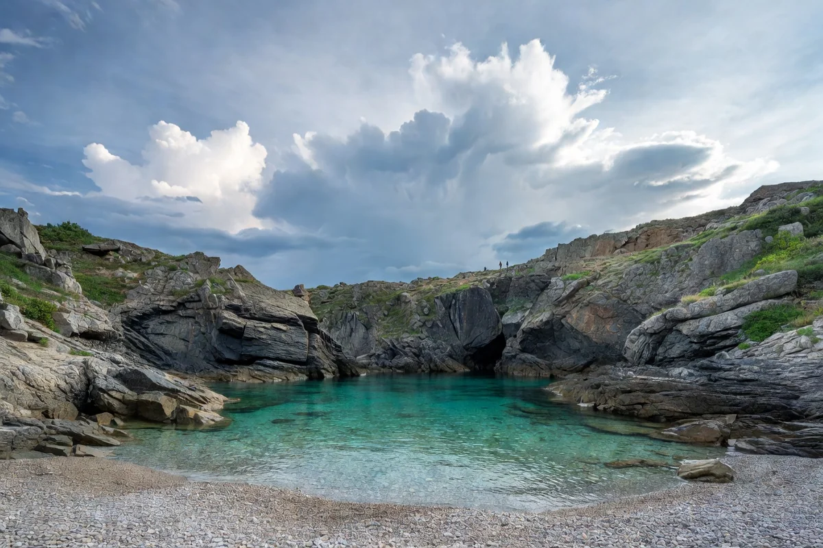 Crique sauvage et eau turquoise sur la côte bulgare de la mer Noire