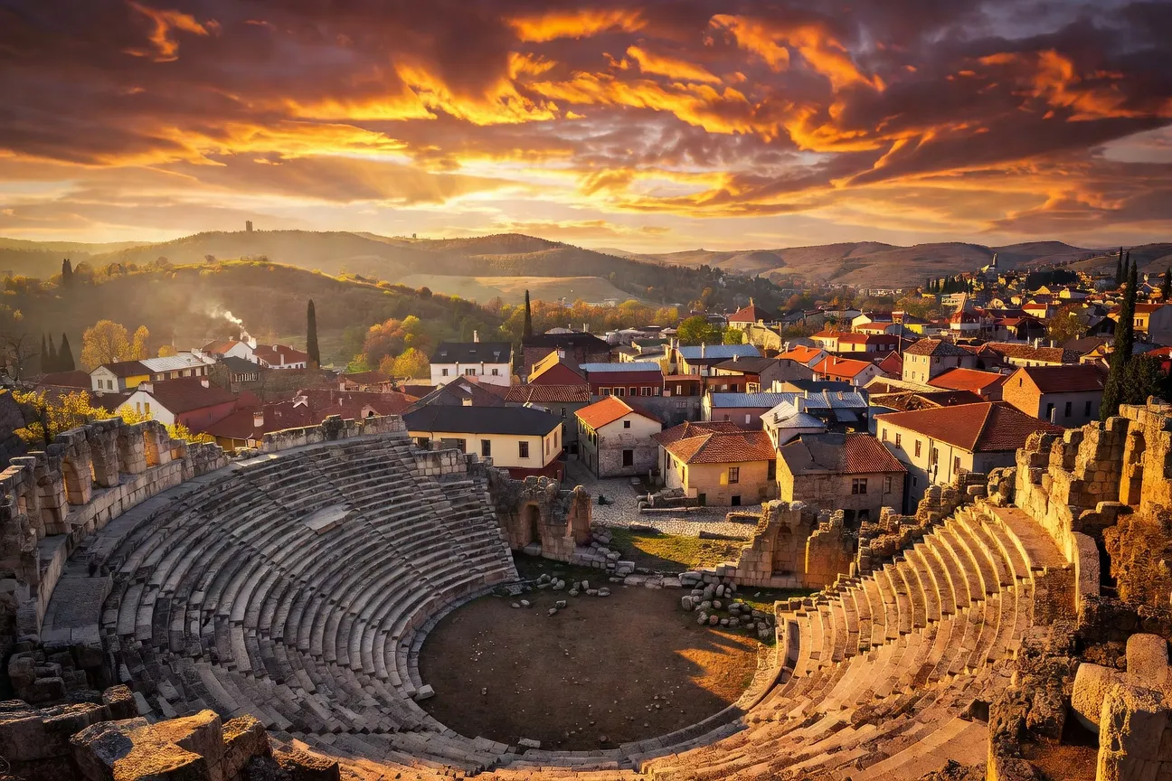 Amphithéâtre romain de Plovdiv au coucher de soleil, vue panoramique sur la ville bulgare