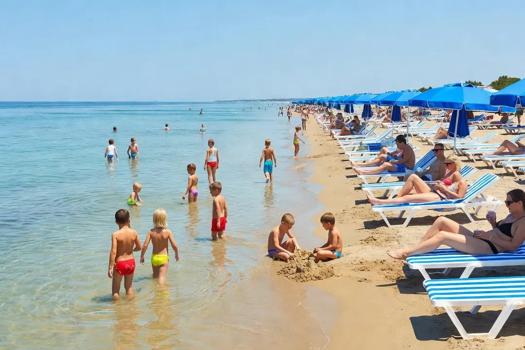 Familles sur la plage d'Albena, mer calme et peu profonde, parasols bleus et blancs