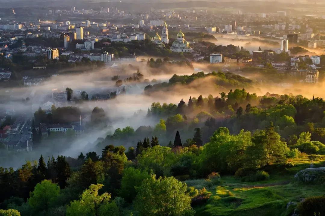 Vue depuis le mont Vitosha sur les toits de Sofia, brume matinale et coupoles de la cathédrale visibles au lever du soleil