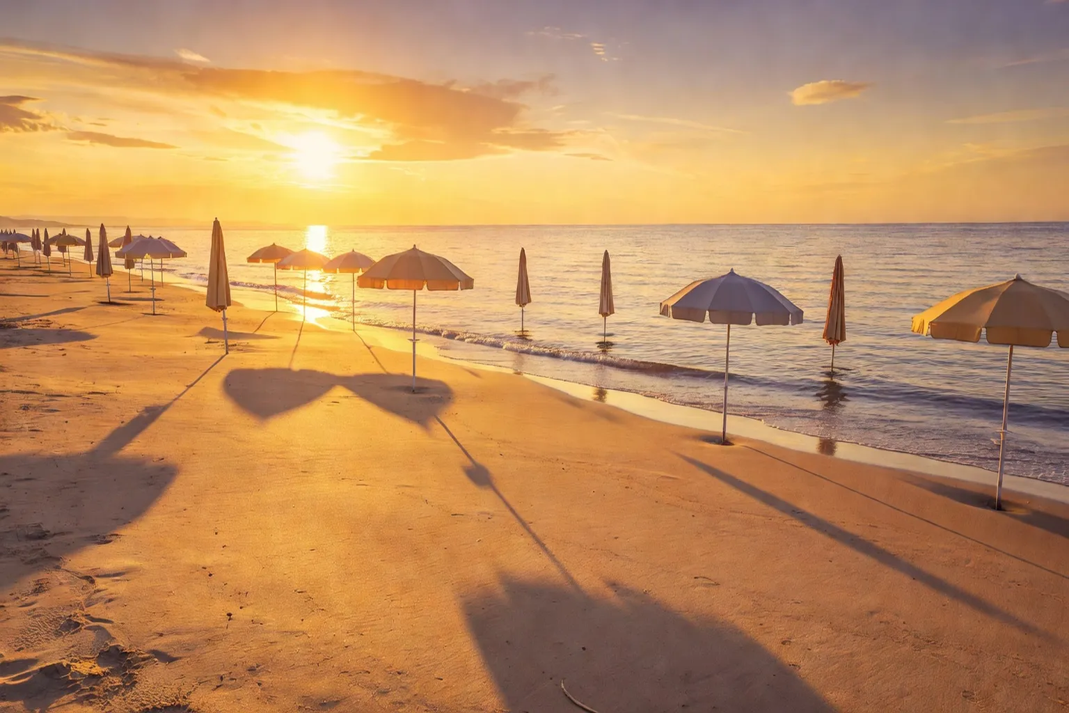 Plage de Sables d'Or sur la mer Noire bulgare au coucher de soleil avec parasols