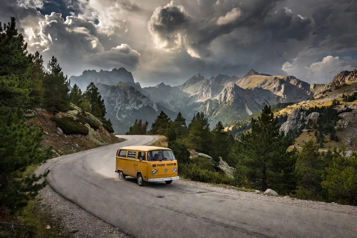 Camping-car sur une route de montagne en Bulgarie, avec les sommets en arrière-plan