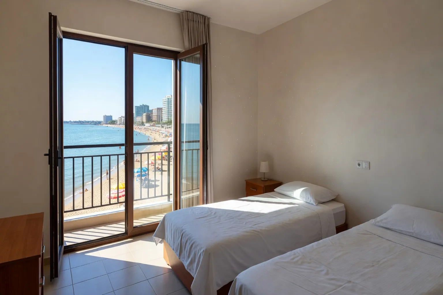 Chambre d'hôtel abordable en Bulgarie avec balcon et vue sur la mer Noire à Sunny Beach le matin